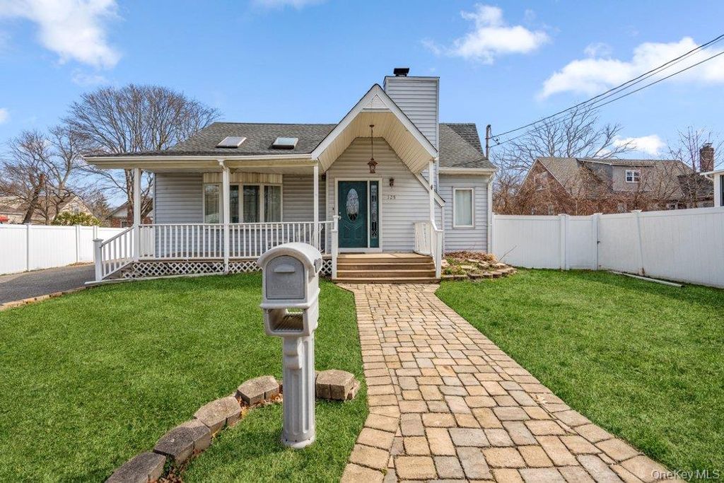 125 W 3rd Street, Ronkonkoma, NY 11779 — exterior