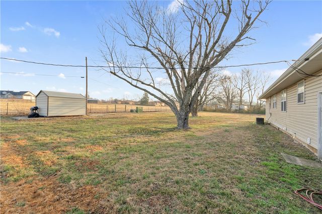 215 Oakcrest Road, Siloam Springs, AR 72761