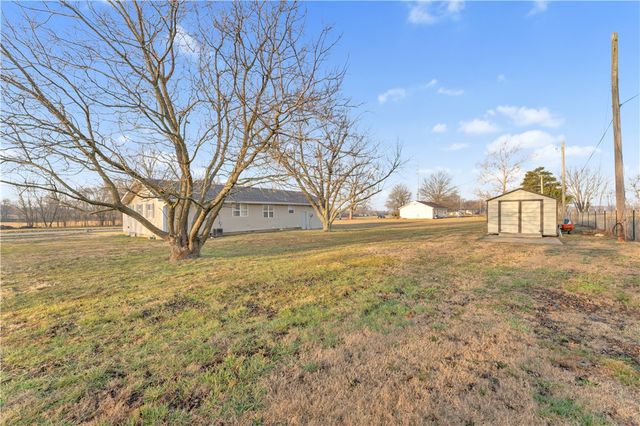 215 Oakcrest Road, Siloam Springs, AR 72761