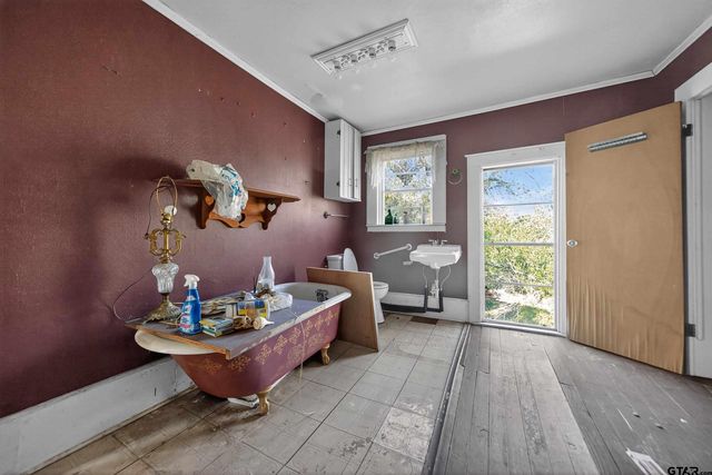 501 E Duval St, Troup, TX 75789