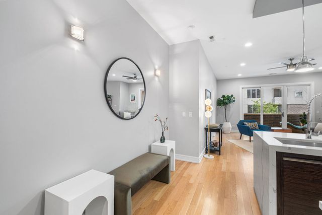 650 N Morgan Street 202, Chicago, IL 60642