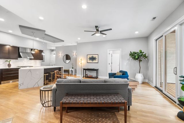 650 N Morgan Street 202, Chicago, IL 60642