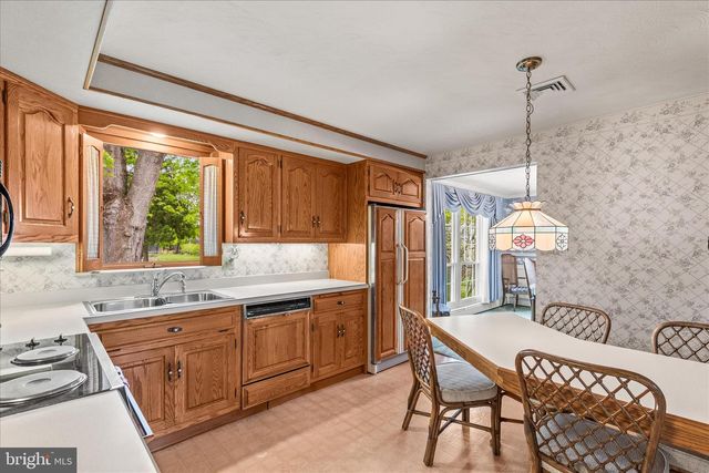 1884 EBONY DR, York, PA 17402