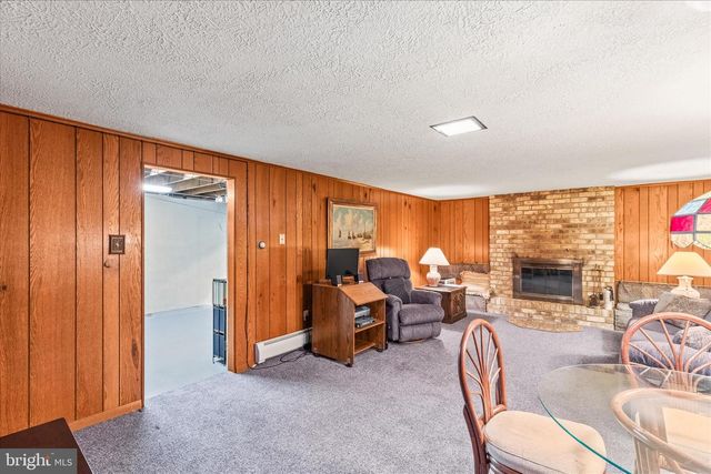 1884 EBONY DR, York, PA 17402