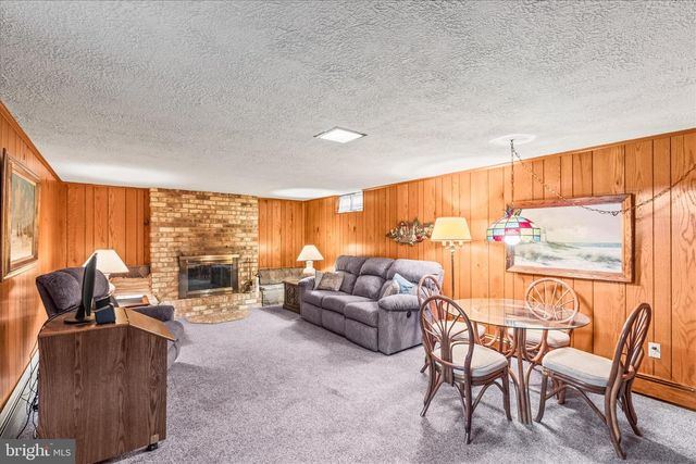 1884 EBONY DR, York, PA 17402