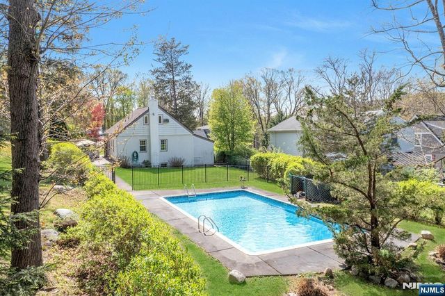 17 Andrew Avenue, Oakland, NJ 07436