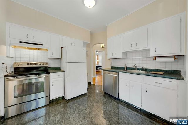 17 Andrew Avenue, Oakland, NJ 07436