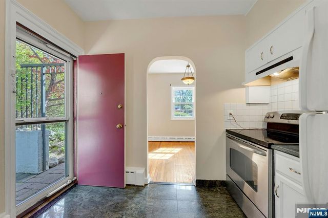 17 Andrew Avenue, Oakland, NJ 07436