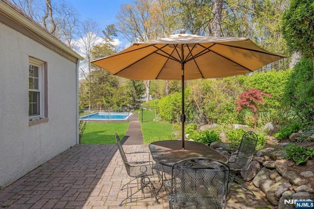 17 Andrew Avenue, Oakland, NJ 07436