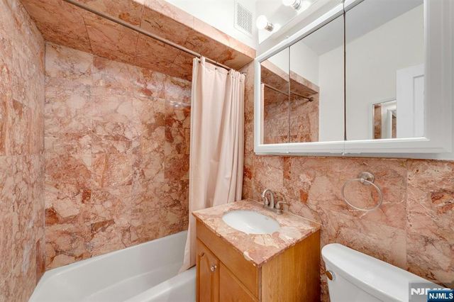 17 Andrew Avenue, Oakland, NJ 07436