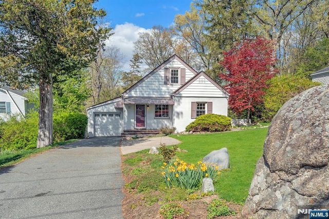 17 Andrew Avenue, Oakland, NJ 07436