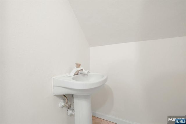 17 Andrew Avenue, Oakland, NJ 07436