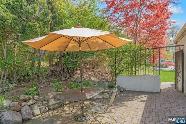 17 Andrew Avenue, Oakland, NJ 07436