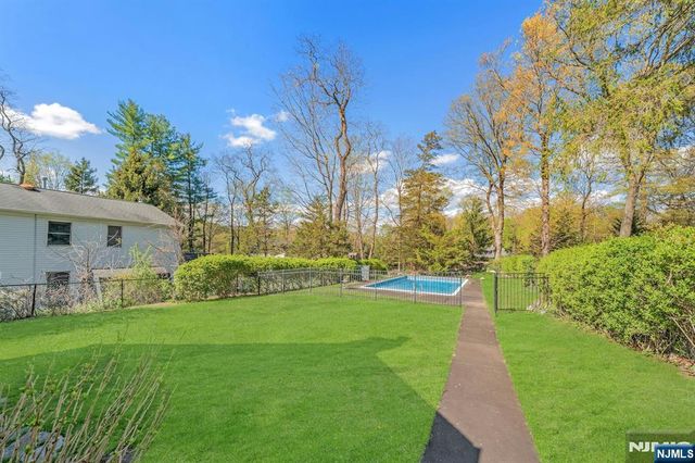 17 Andrew Avenue, Oakland, NJ 07436