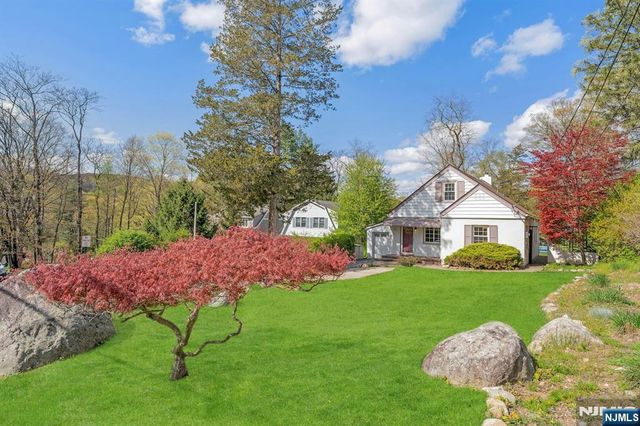 17 Andrew Avenue, Oakland, NJ 07436