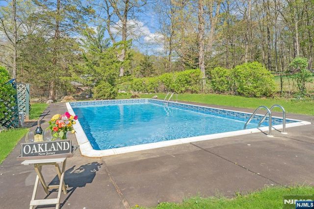 17 Andrew Avenue, Oakland, NJ 07436