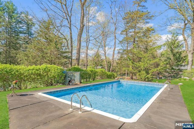 17 Andrew Avenue, Oakland, NJ 07436