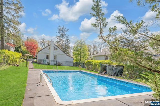 17 Andrew Avenue, Oakland, NJ 07436