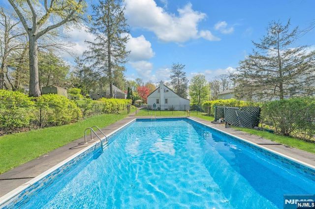 17 Andrew Avenue, Oakland, NJ 07436