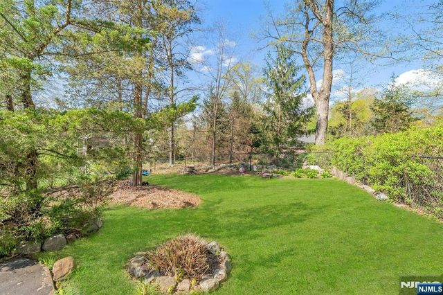 17 Andrew Avenue, Oakland, NJ 07436