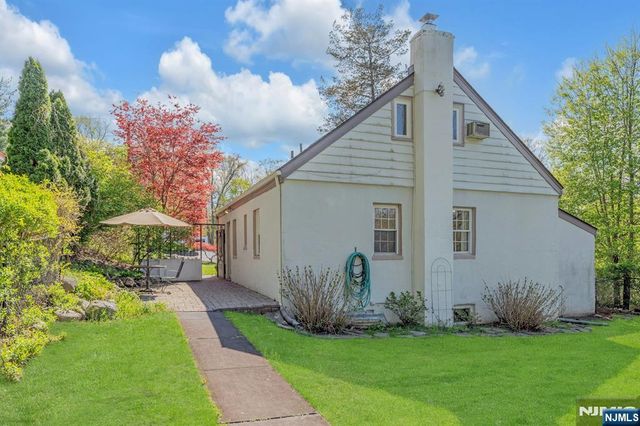 17 Andrew Avenue, Oakland, NJ 07436