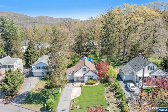 17 Andrew Avenue, Oakland, NJ 07436