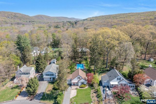 17 Andrew Avenue, Oakland, NJ 07436