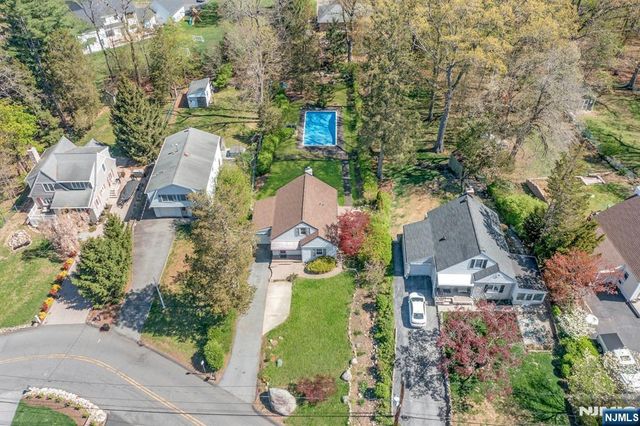 17 Andrew Avenue, Oakland, NJ 07436