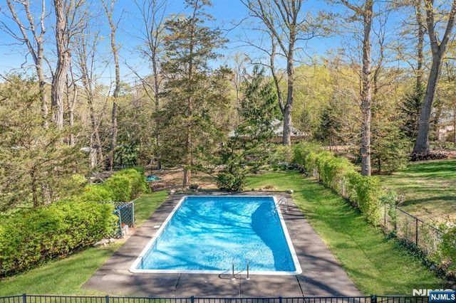 17 Andrew Avenue, Oakland, NJ 07436