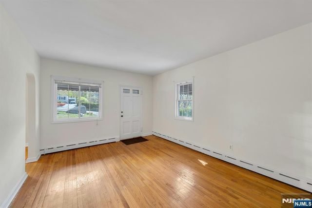 17 Andrew Avenue, Oakland, NJ 07436