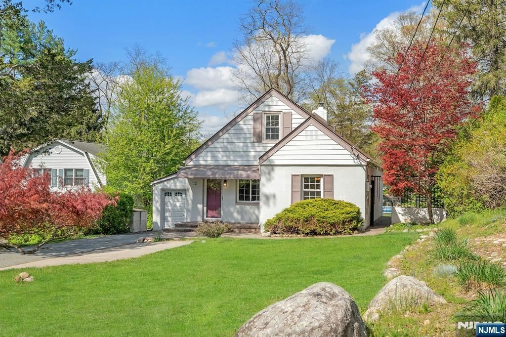 17 Andrew Avenue, Oakland, NJ 07436