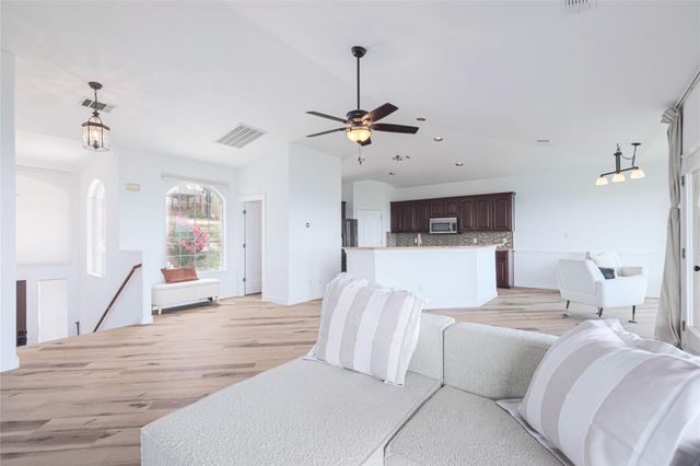 8424 Bronco Buster TRL, Lago Vista, TX 78645