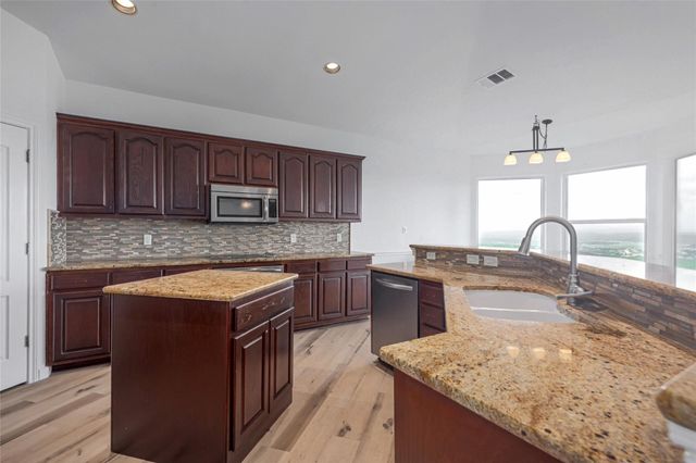 8424 Bronco Buster TRL, Lago Vista, TX 78645