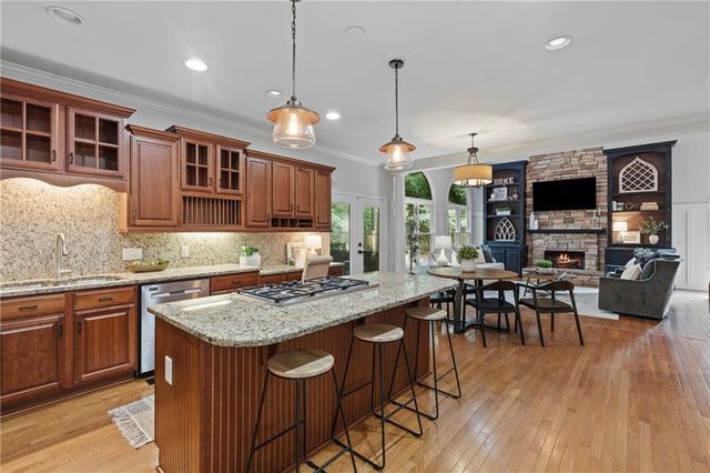 1028 Towne Lake Hills E, Woodstock, GA 30189