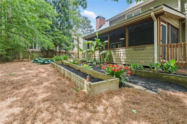 1028 Towne Lake Hills E, Woodstock, GA 30189