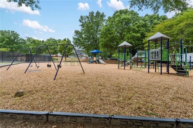 1028 Towne Lake Hills E, Woodstock, GA 30189