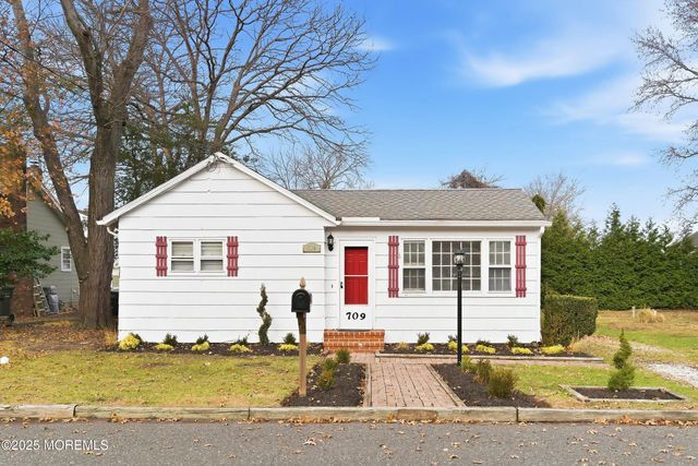 709 Talmadge Avenue, Oakhurst, NJ 07755