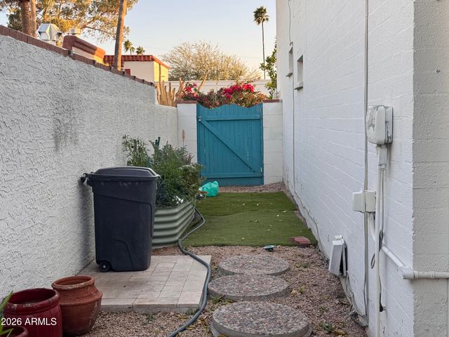 7660 E HIGHLAND Avenue, Scottsdale, AZ 85251