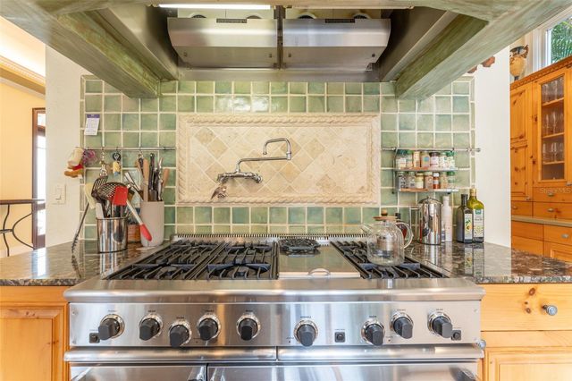 2152 COFFEE POT BOULEVARD NE, St Petersburg, FL 33704