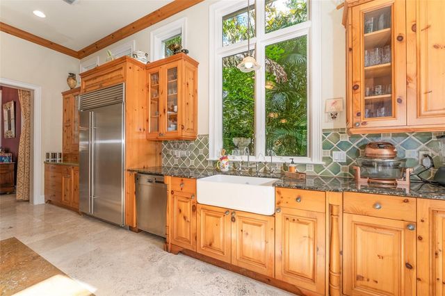 2152 COFFEE POT BOULEVARD NE, St Petersburg, FL 33704