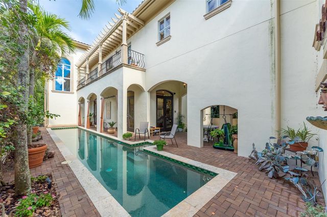 2152 COFFEE POT BOULEVARD NE, St Petersburg, FL 33704