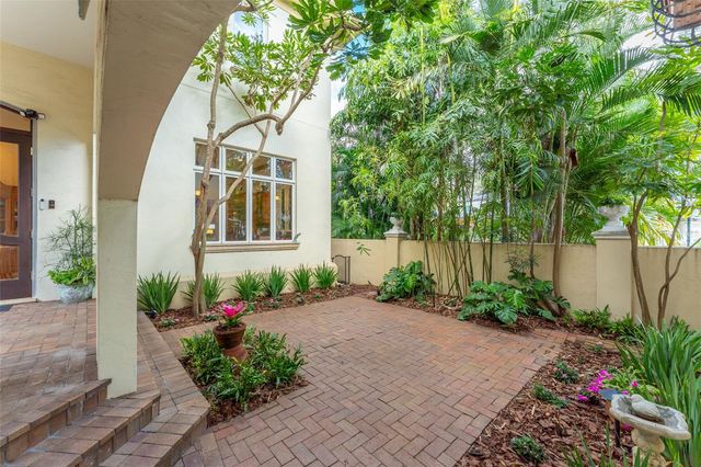 2152 COFFEE POT BOULEVARD NE, St Petersburg, FL 33704