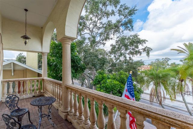 2152 COFFEE POT BOULEVARD NE, St Petersburg, FL 33704