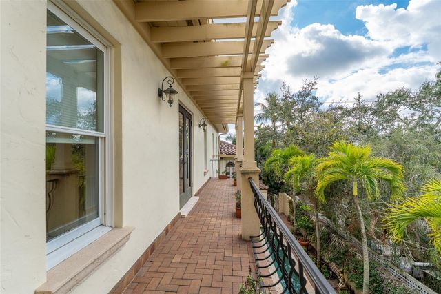 2152 COFFEE POT BOULEVARD NE, St Petersburg, FL 33704