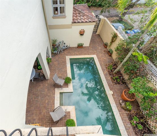 2152 COFFEE POT BOULEVARD NE, St Petersburg, FL 33704