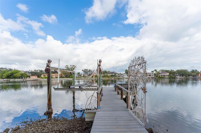 2152 COFFEE POT BOULEVARD NE, St Petersburg, FL 33704