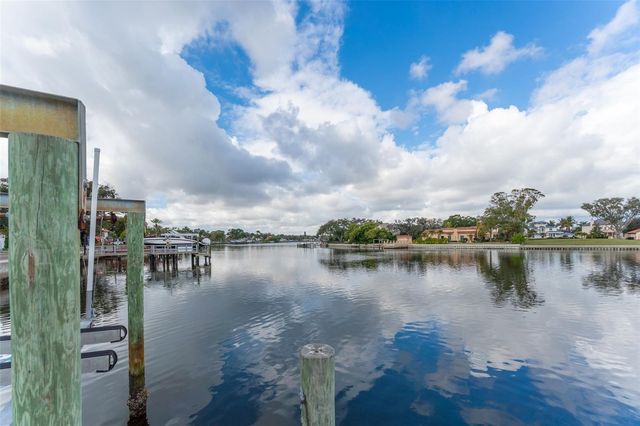 2152 COFFEE POT BOULEVARD NE, St Petersburg, FL 33704