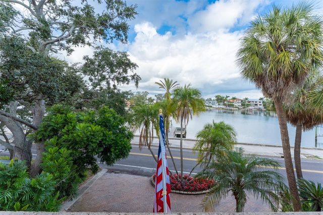 2152 COFFEE POT BOULEVARD NE, St Petersburg, FL 33704