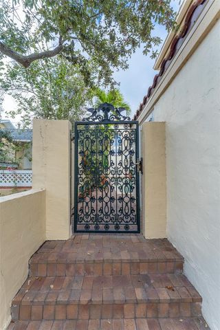 2152 COFFEE POT BOULEVARD NE, St Petersburg, FL 33704