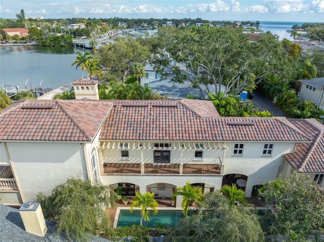 2152 COFFEE POT BOULEVARD NE, St Petersburg, FL 33704